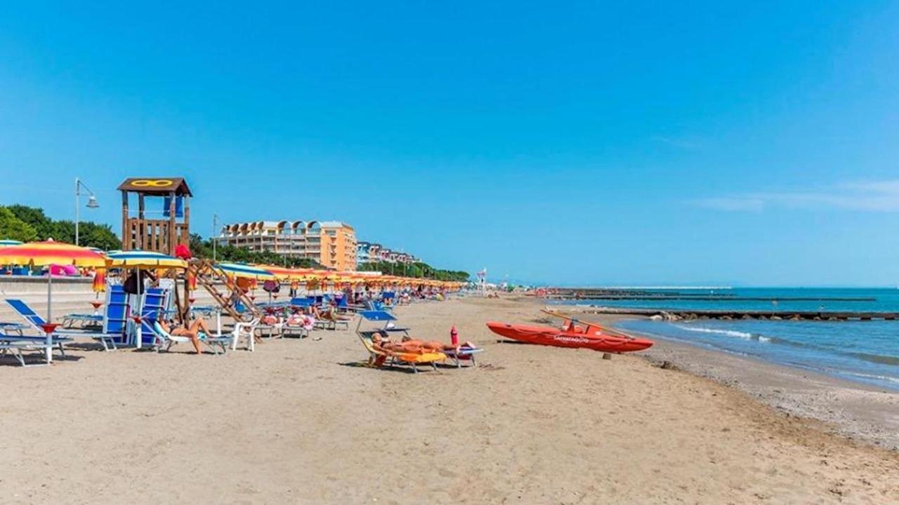 Relax By The Garden - Flat For Up To 6 Guests Lägenhet Porto Santa Margherita di Caorle Exteriör bild