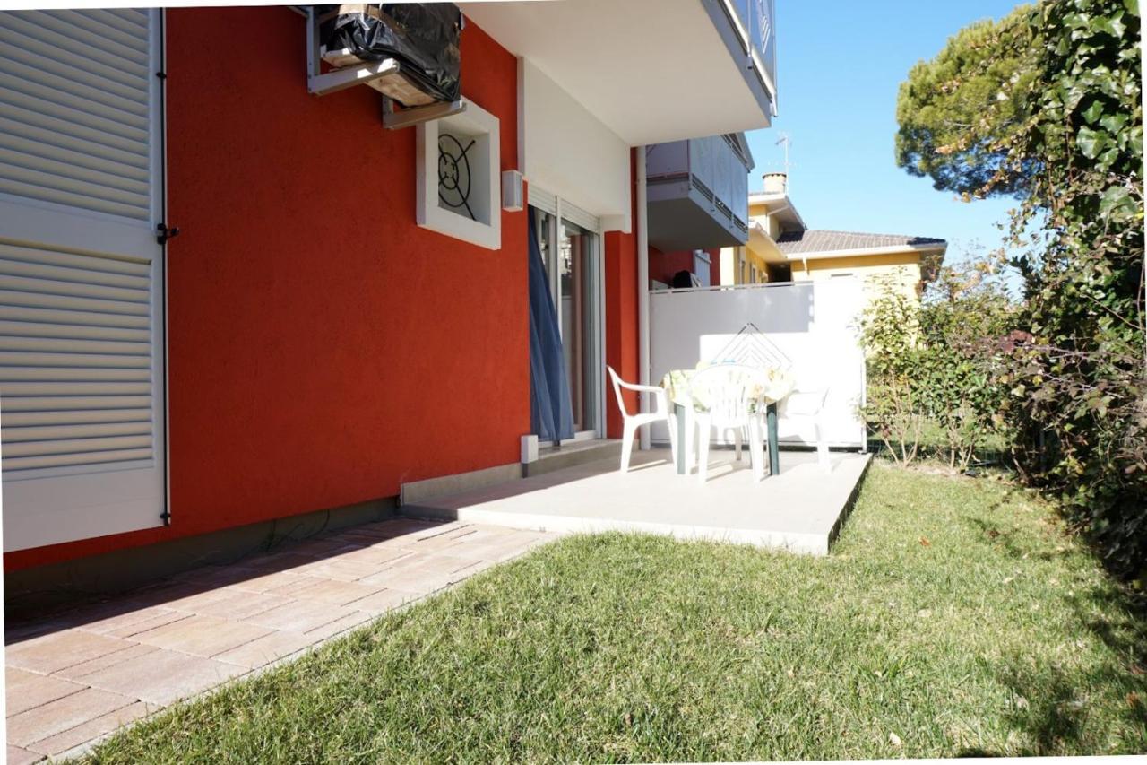 Relax By The Garden - Flat For Up To 6 Guests Lägenhet Porto Santa Margherita di Caorle Exteriör bild